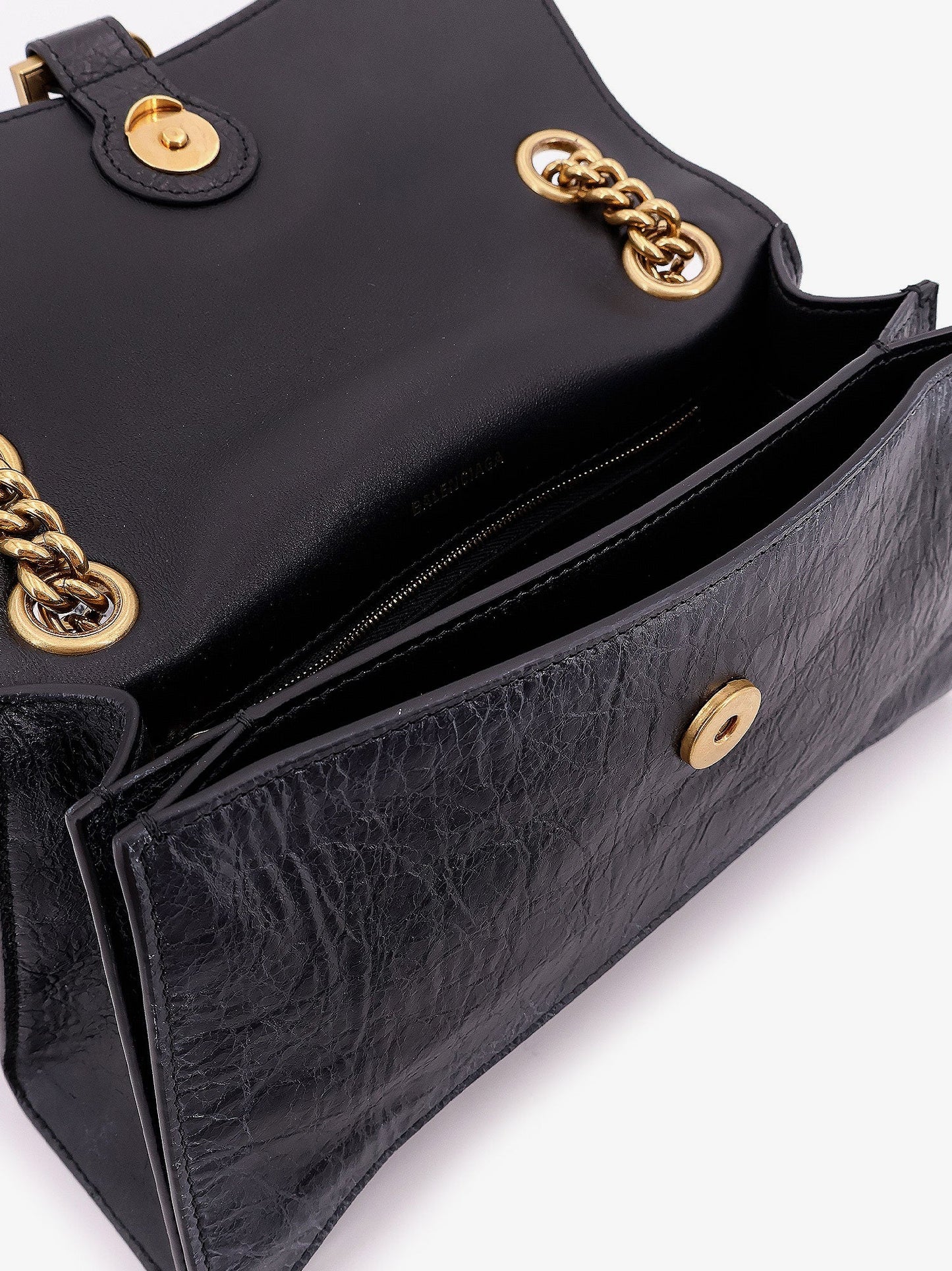 Leather shoulder bag with dirty effect and iconic metal logo