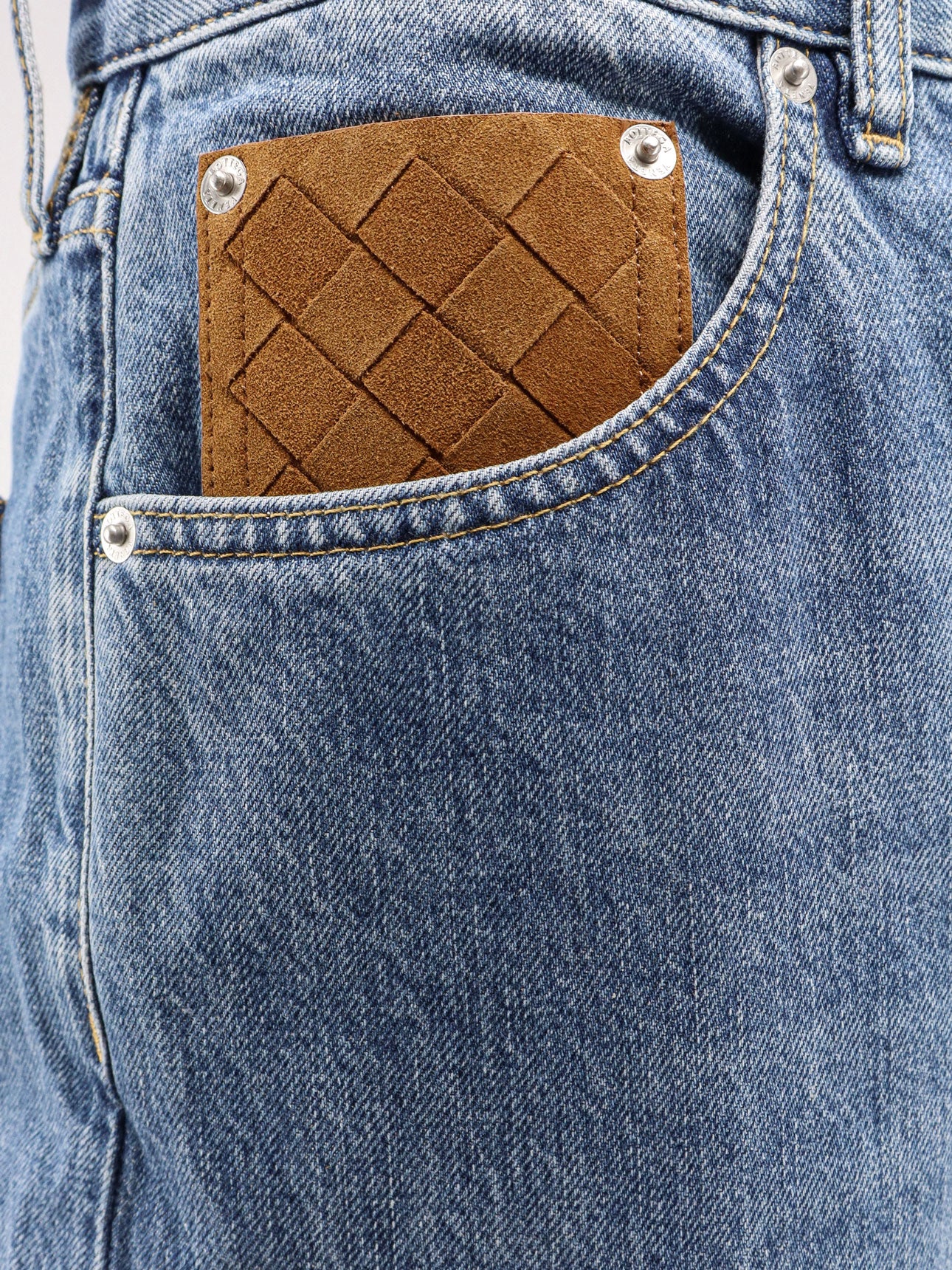 Jeans a gamba ampia con risvolto