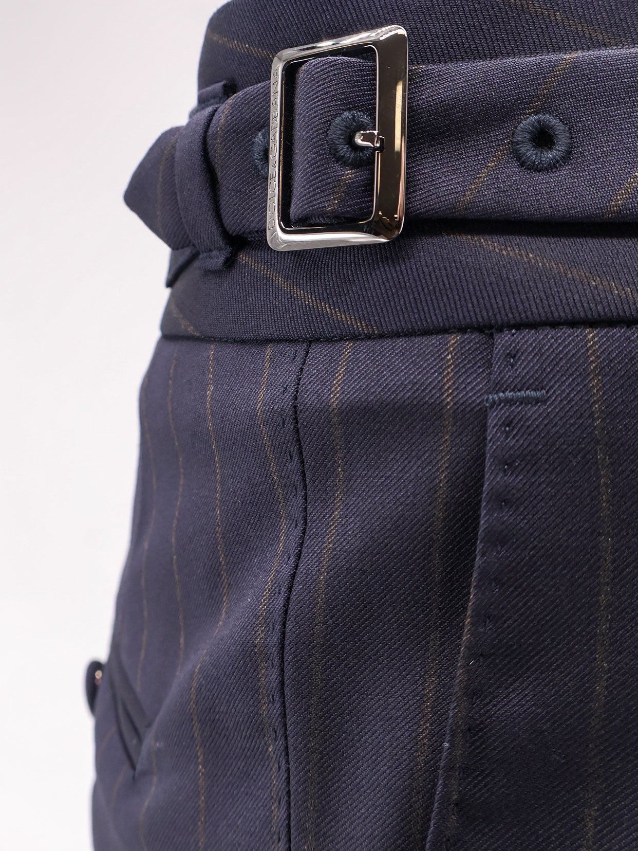 Pantaloni in lana vergine con pinces