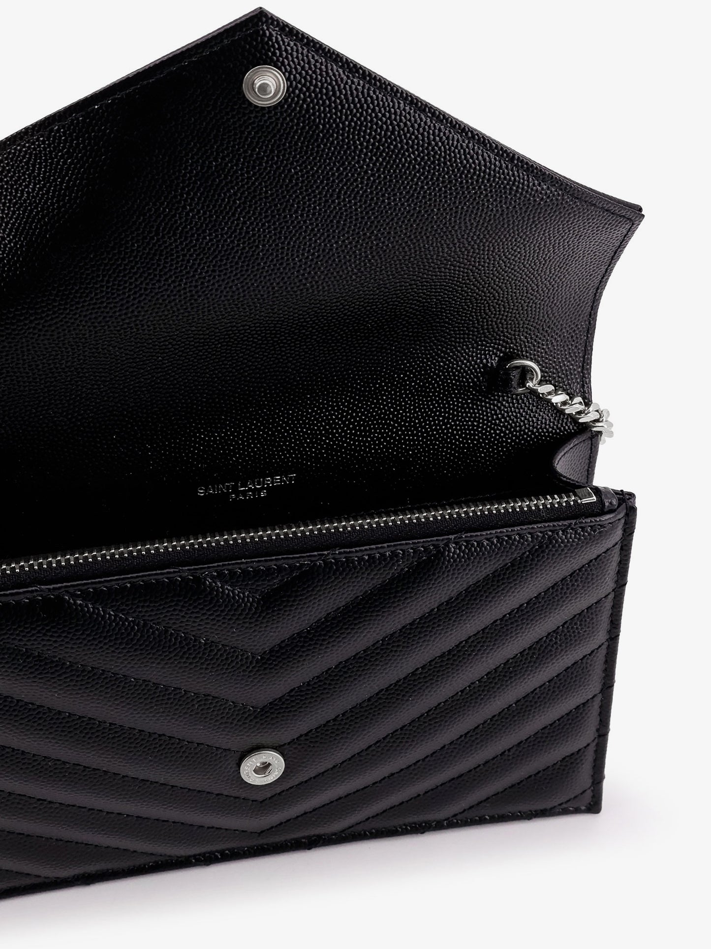 Borsa a tracolla in pelle con logo Cassandra in metallo