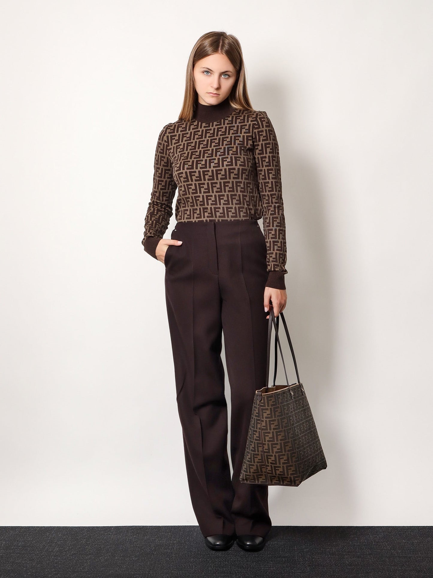 Pantaloni in lana vergine con dettagli ff in metallo
