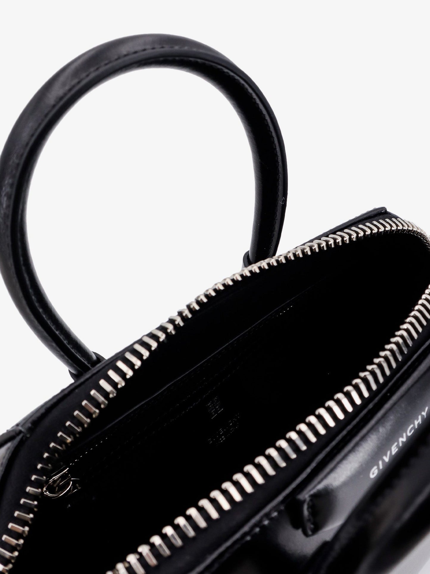 Leather handbag with logo on the front