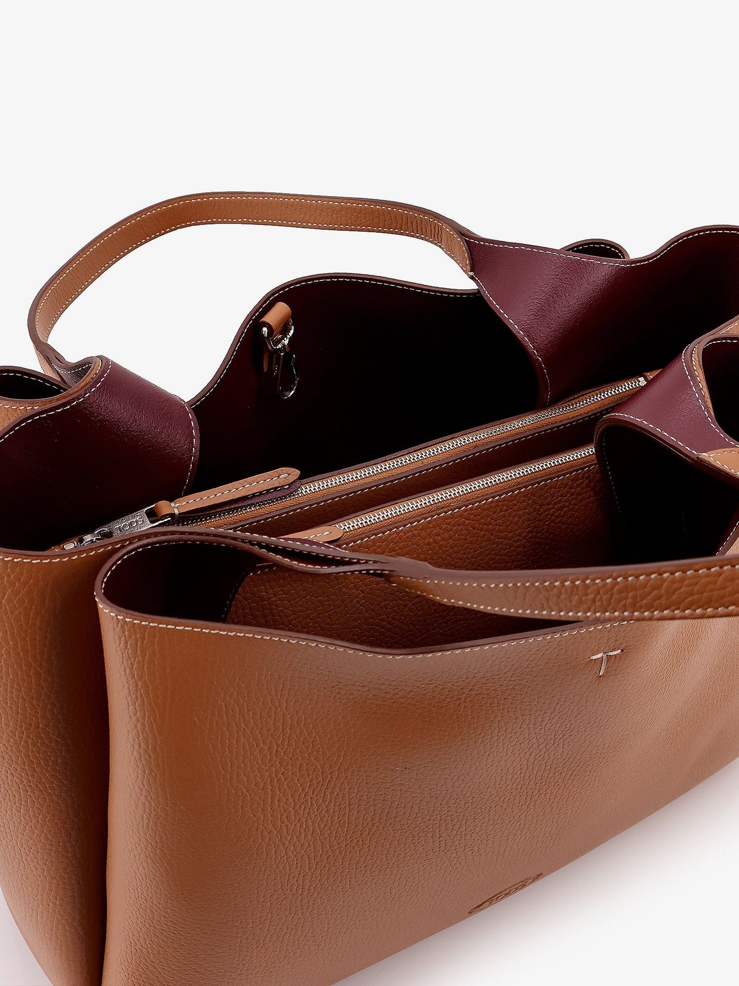 Borsa a spalla in pelle media con doppio manico in pelle, tasche interne e logo inciso