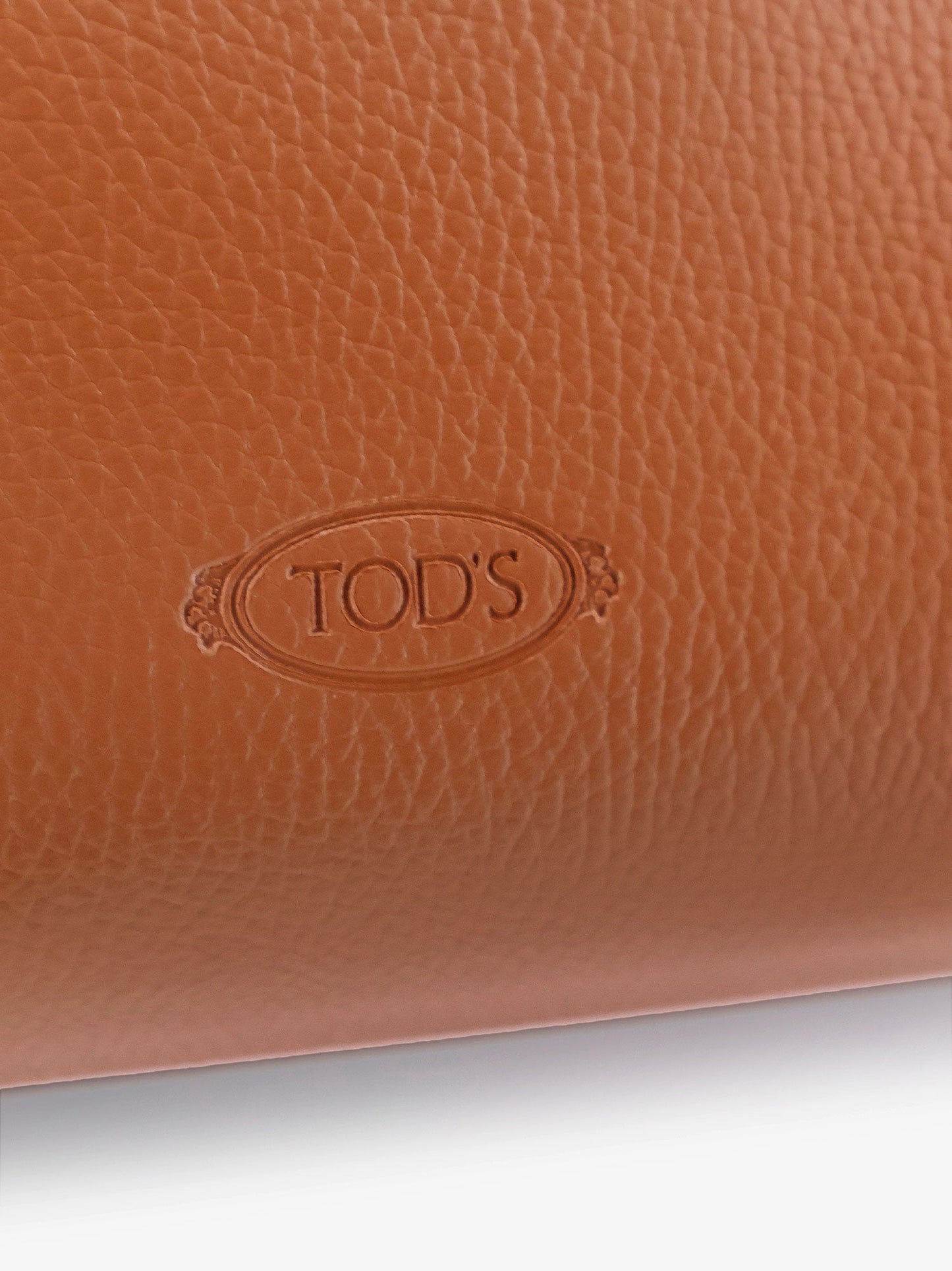 Borsa a spalla in pelle media con doppio manico in pelle, tasche interne e logo inciso