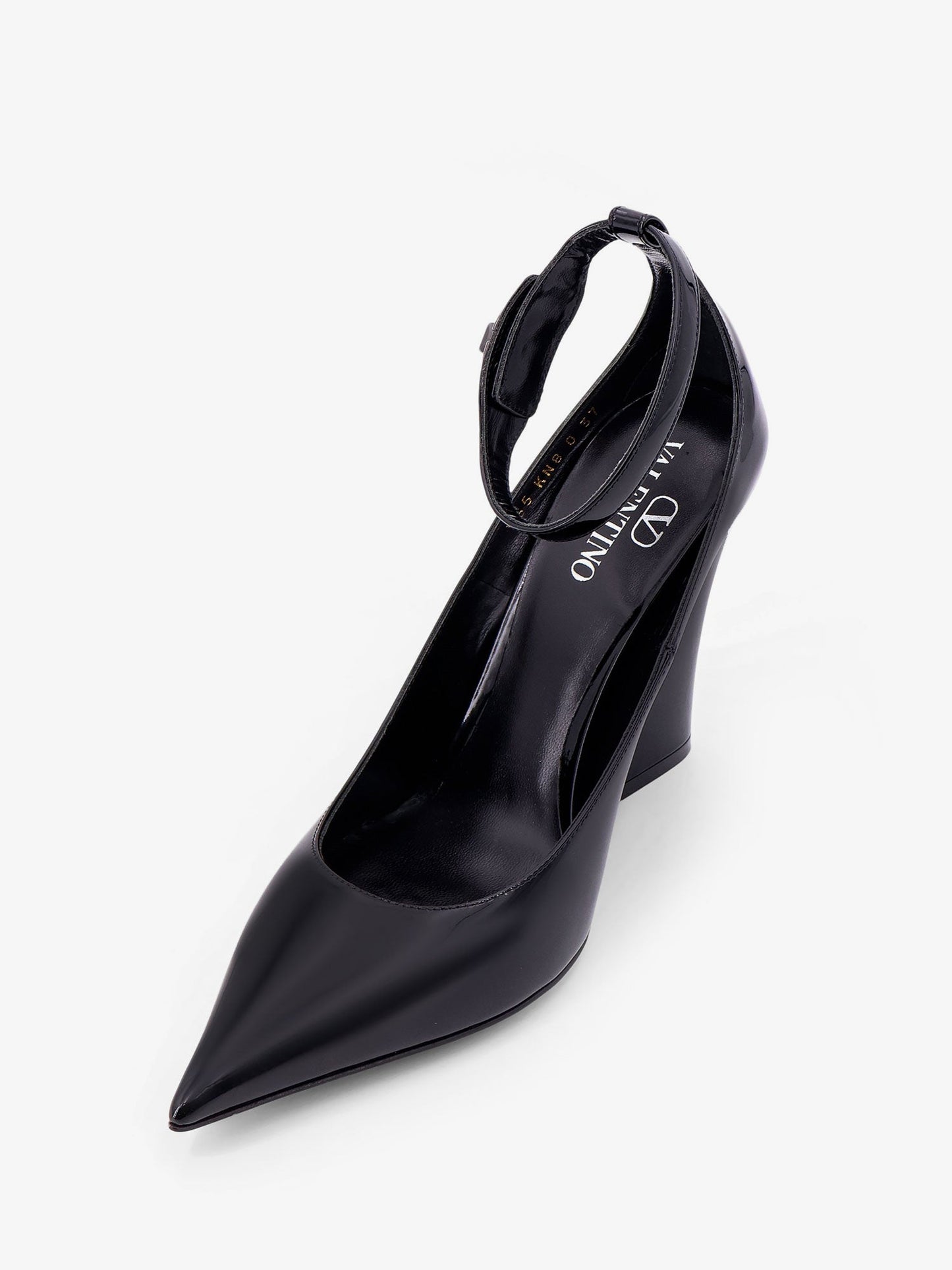 Patent leather décolleté with VLogo the bold buckle