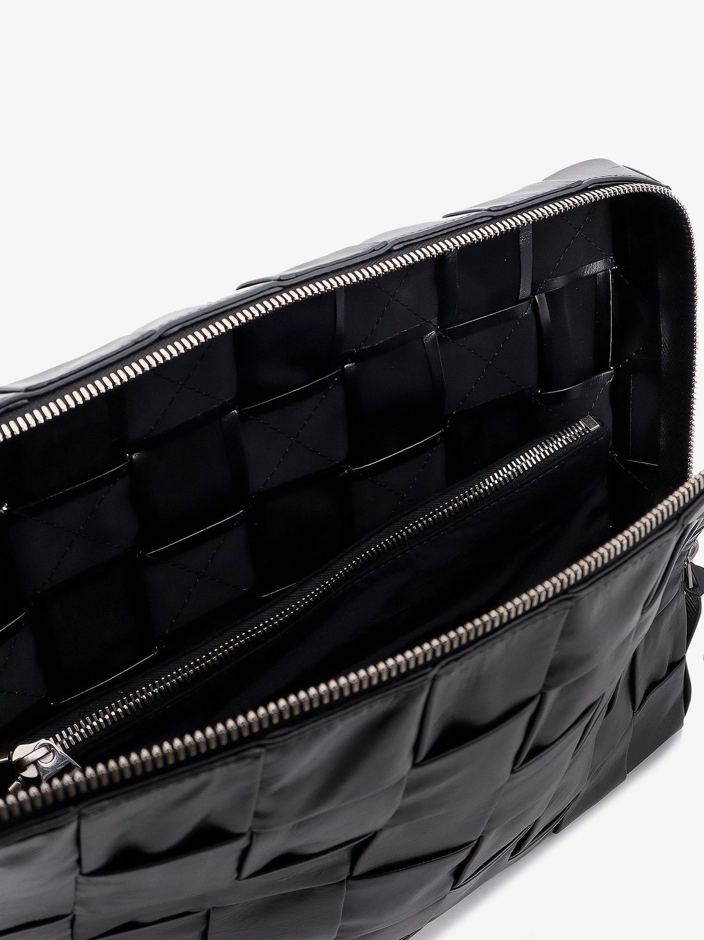 Clutch in pelle con motivo intrecciato