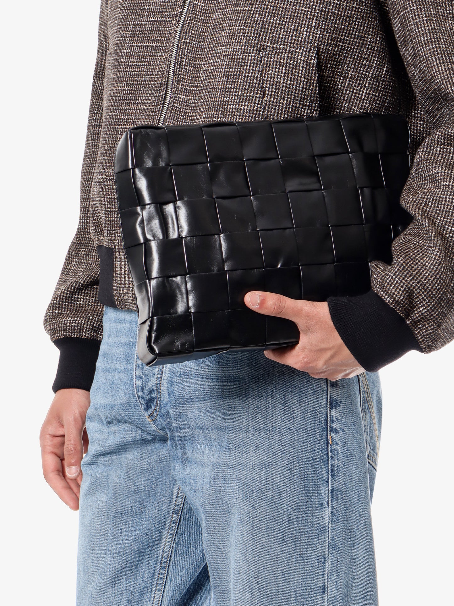 Clutch in pelle con motivo intrecciato
