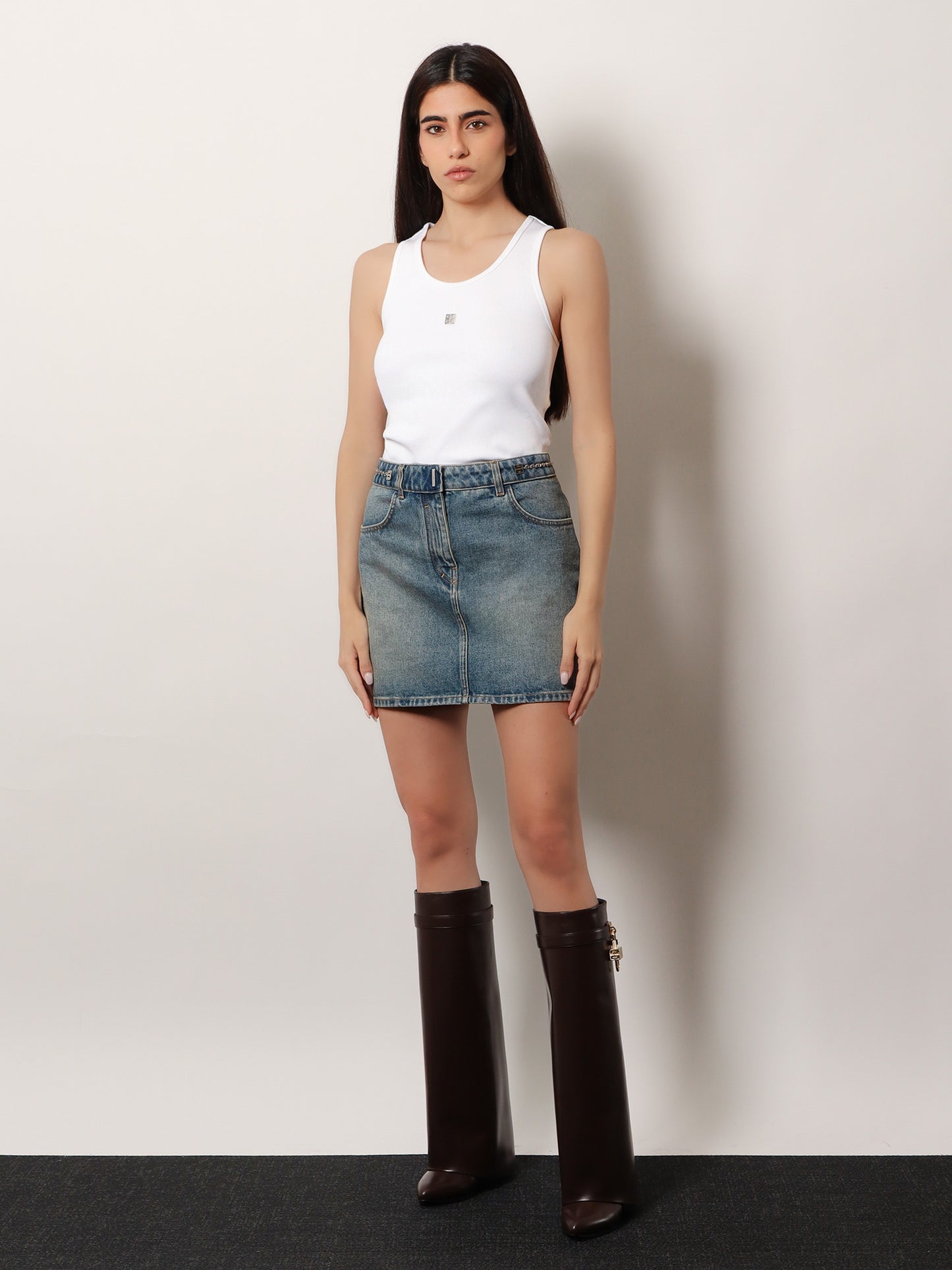 Denim skirt with 4g chain