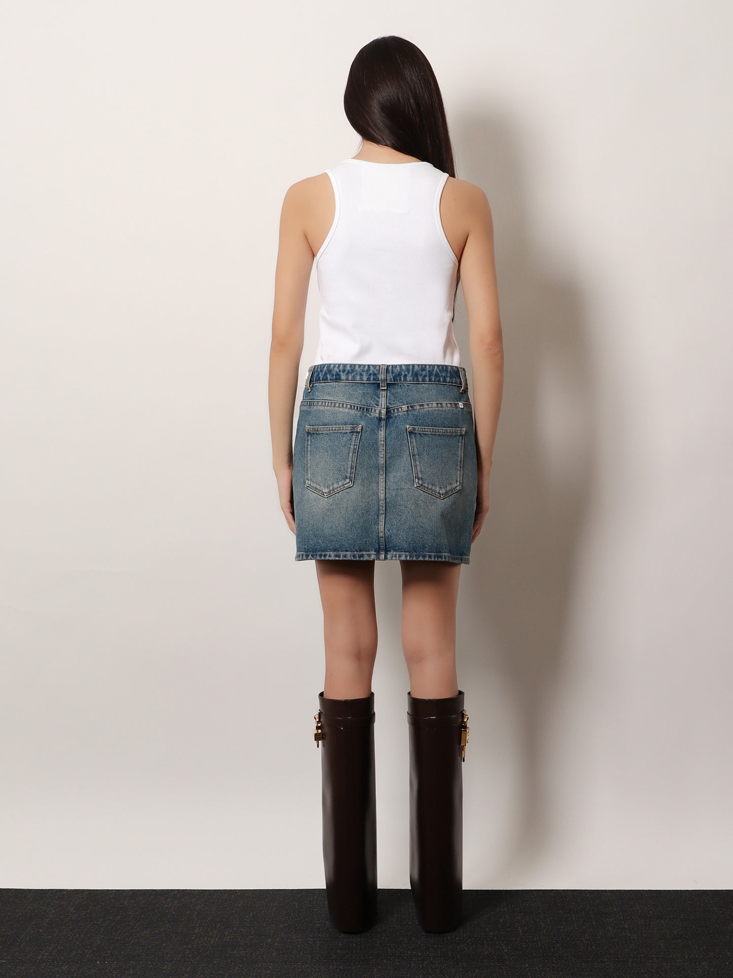 Denim skirt with 4g chain