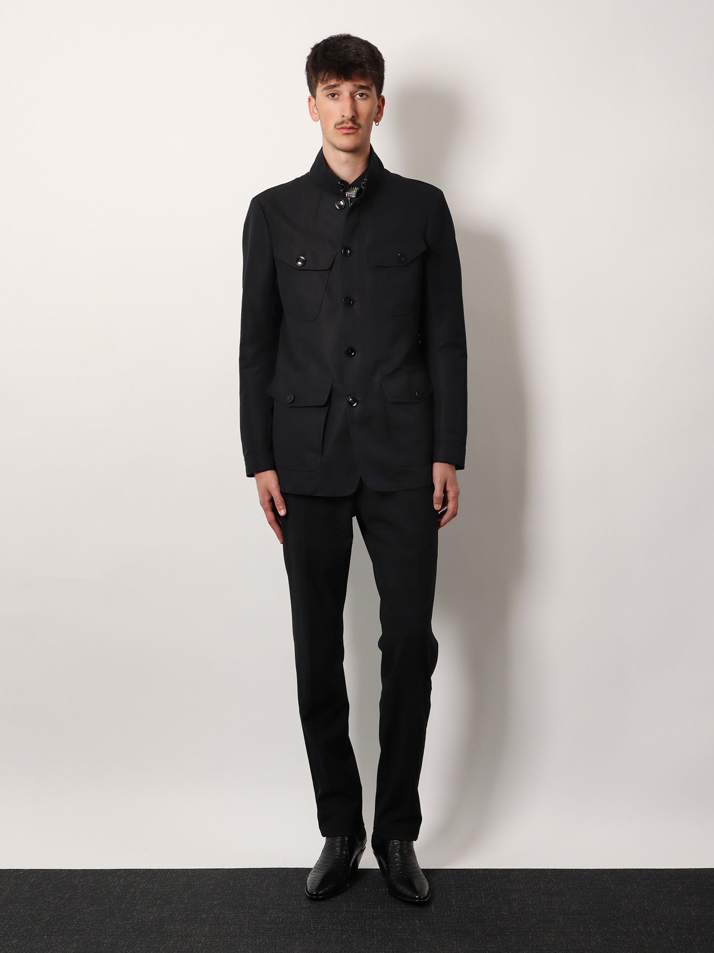 Pantalone in lana vergine con profili in satin
