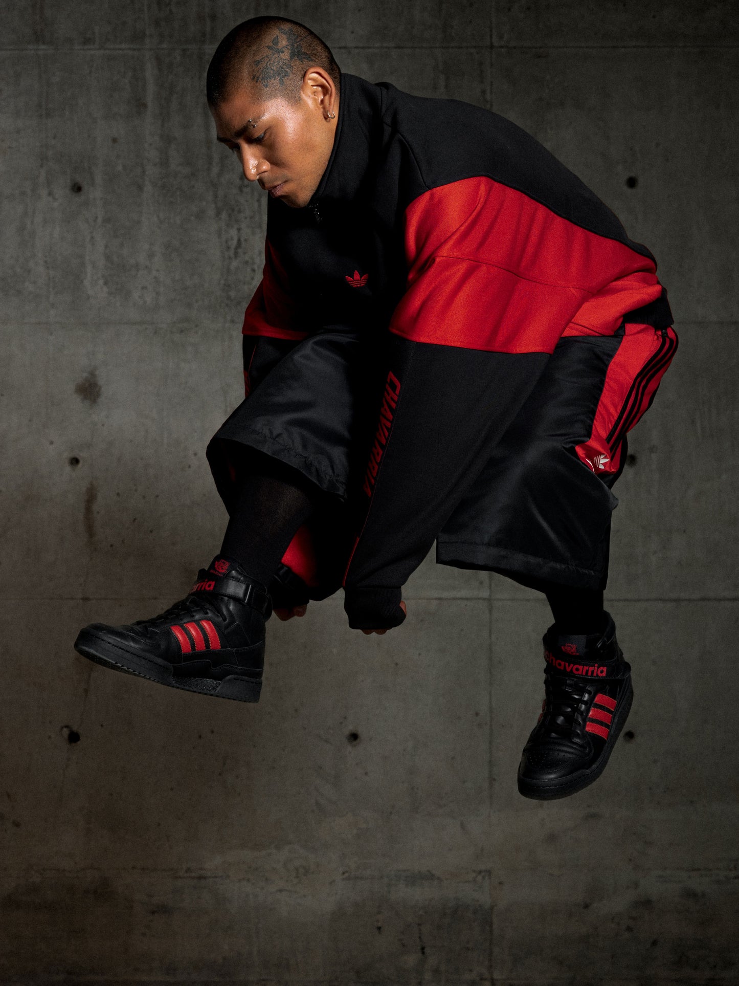 Sneakers in pelle con iconico logo laterale
