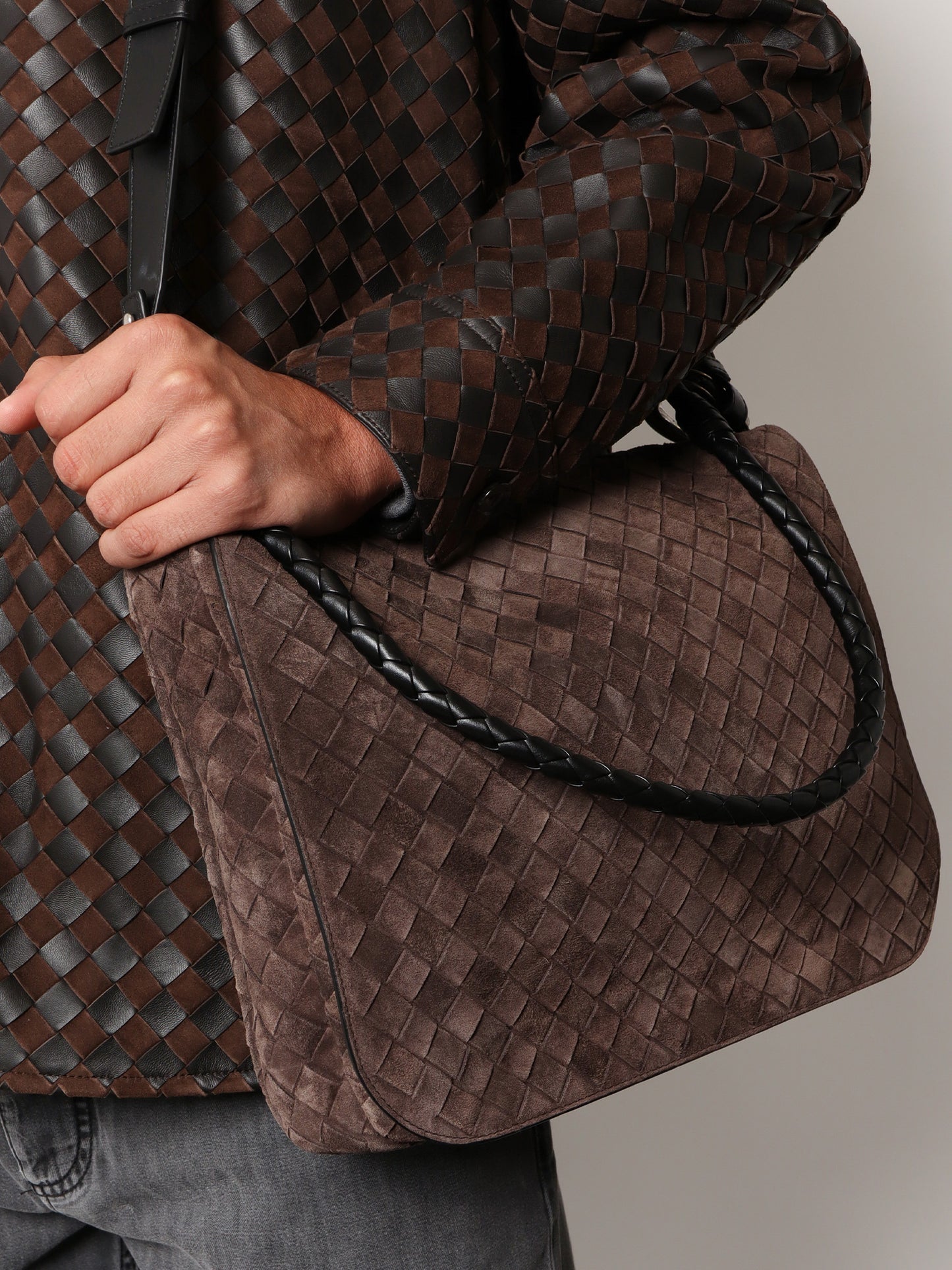 Boorsa a tracolla in suede con effetto Intrecciato