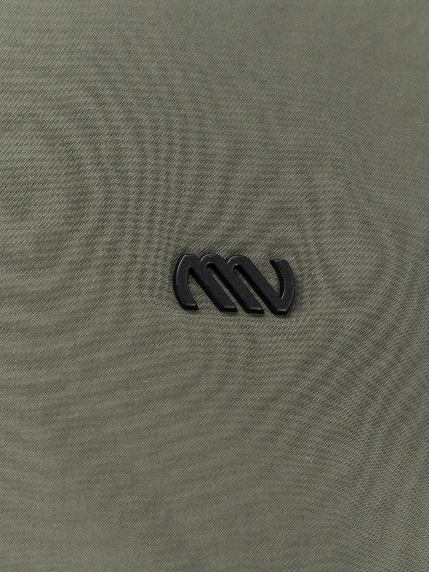 Giubbino in nylon con patch logo in metallo frontale