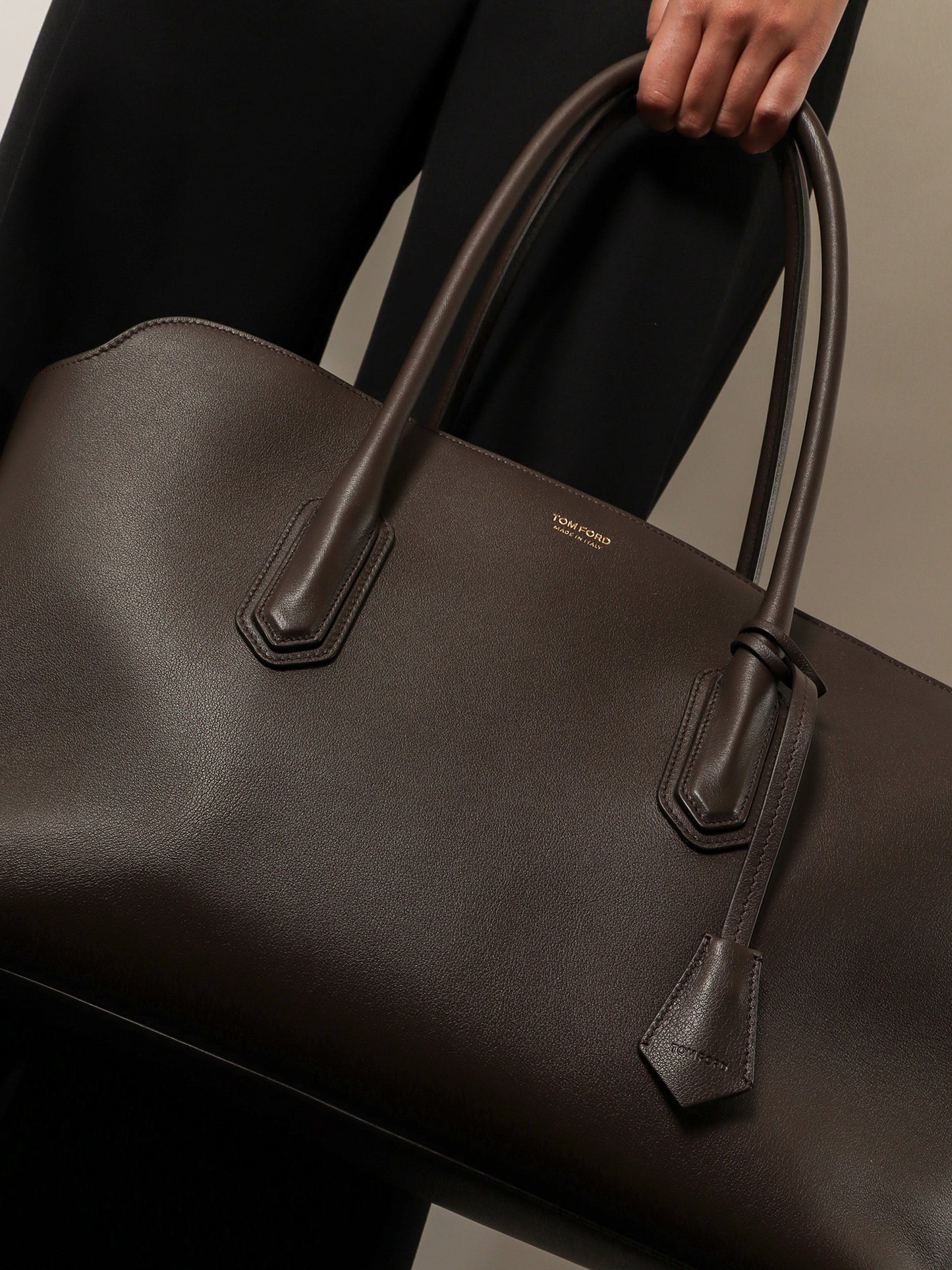 Leather shoulder bag with logo