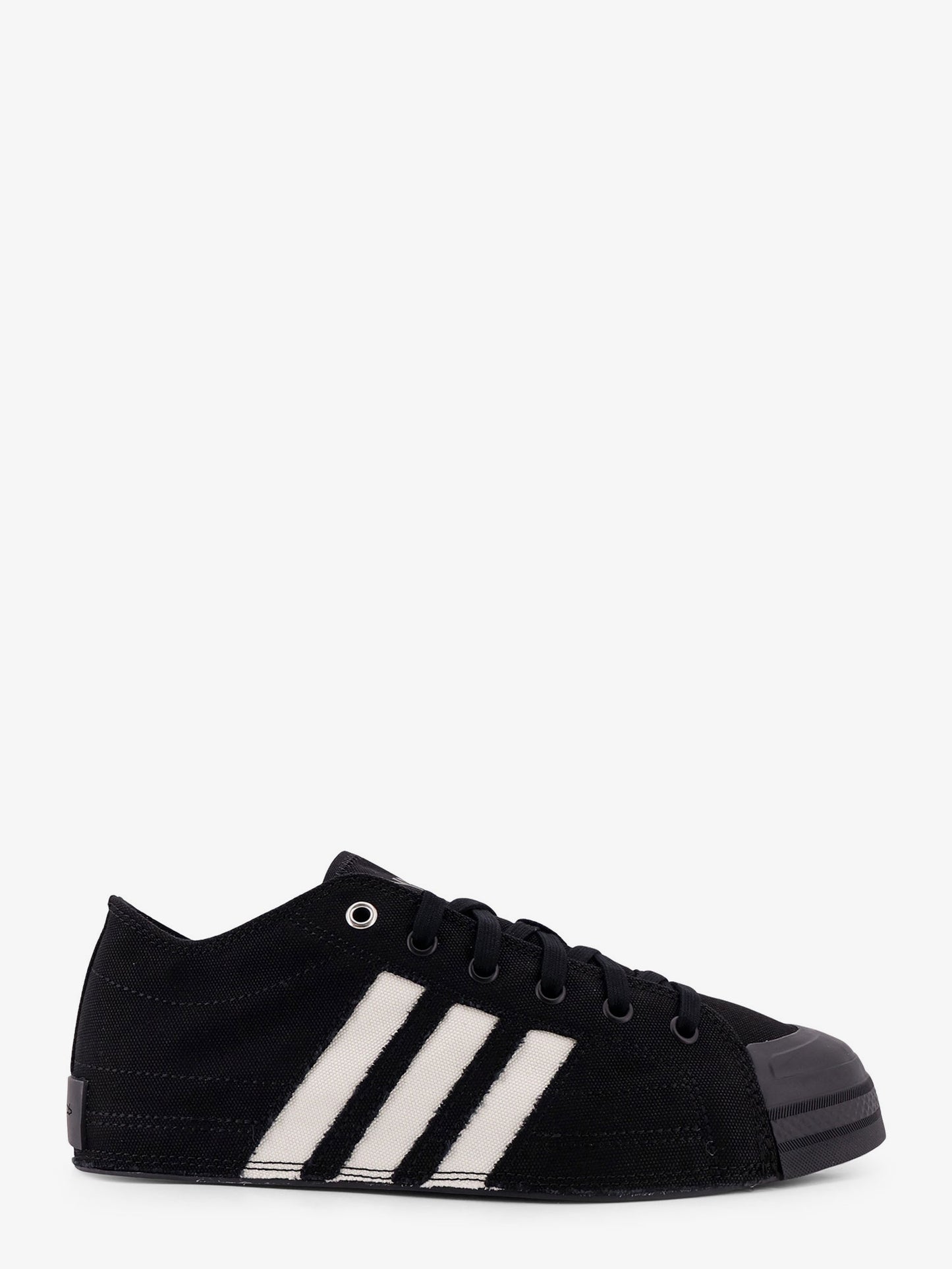 Canvas sneakers with logo on the ide