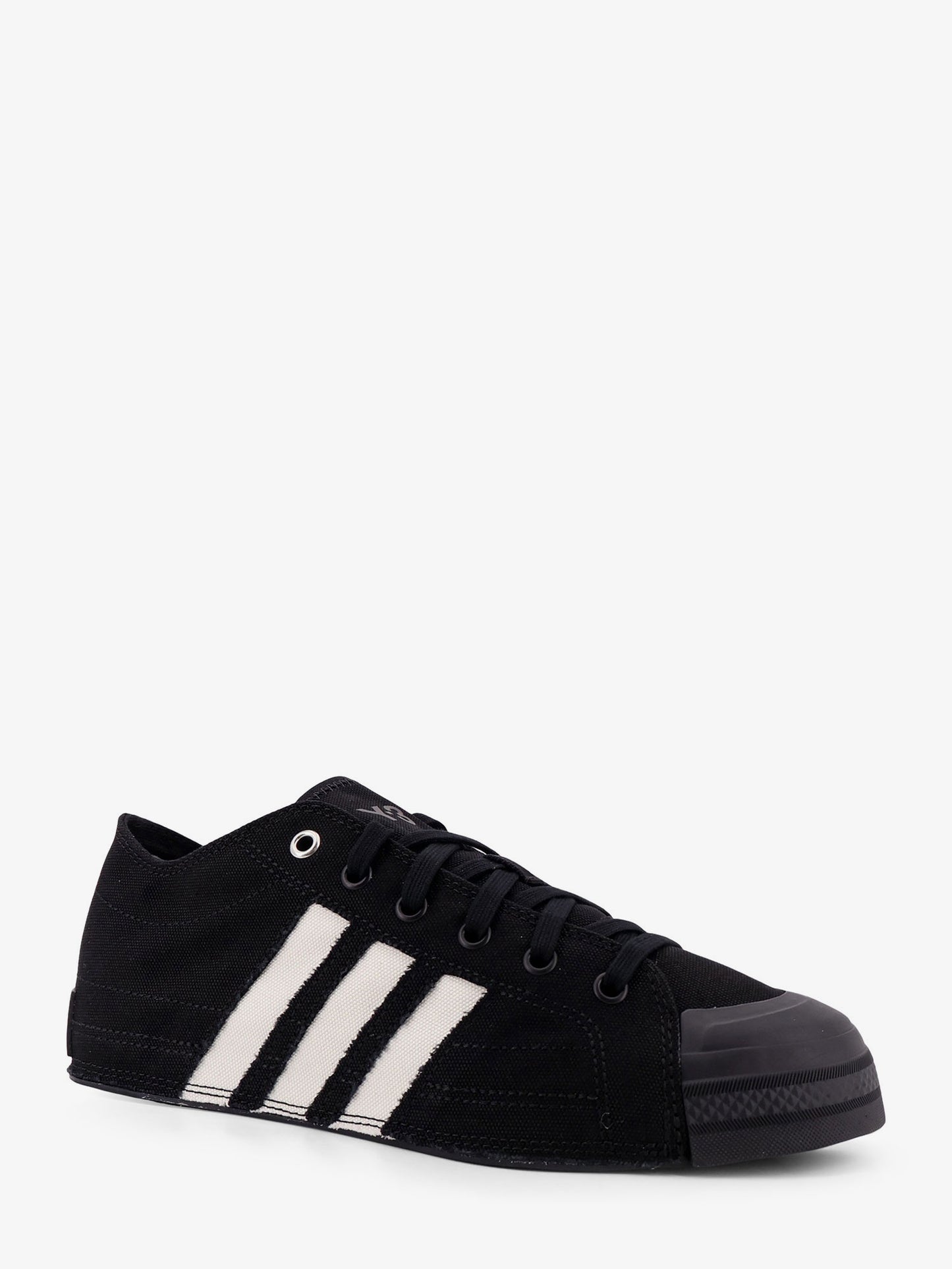 Canvas sneakers with logo on the ide