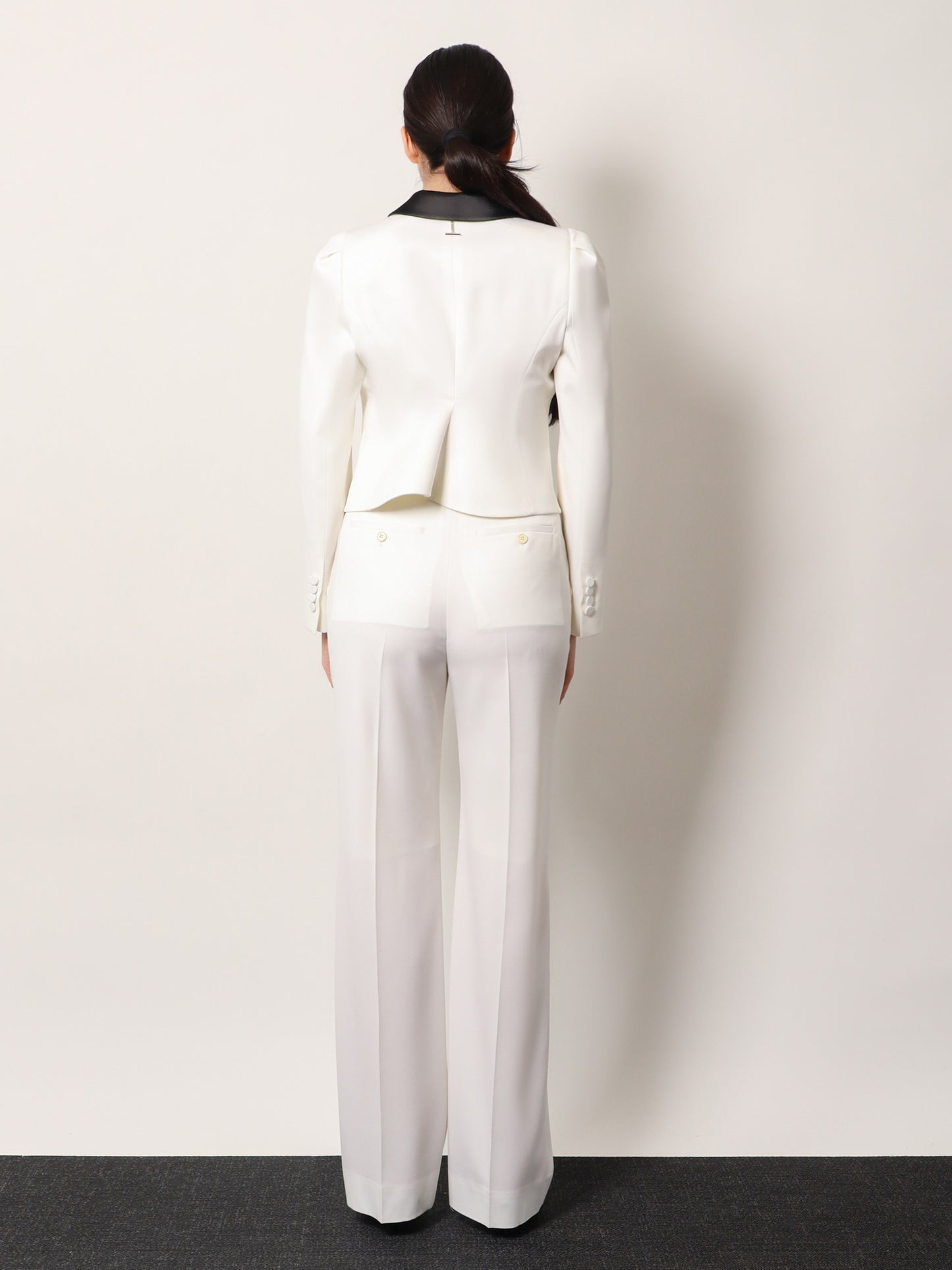 Blazer in lana con revers in satin