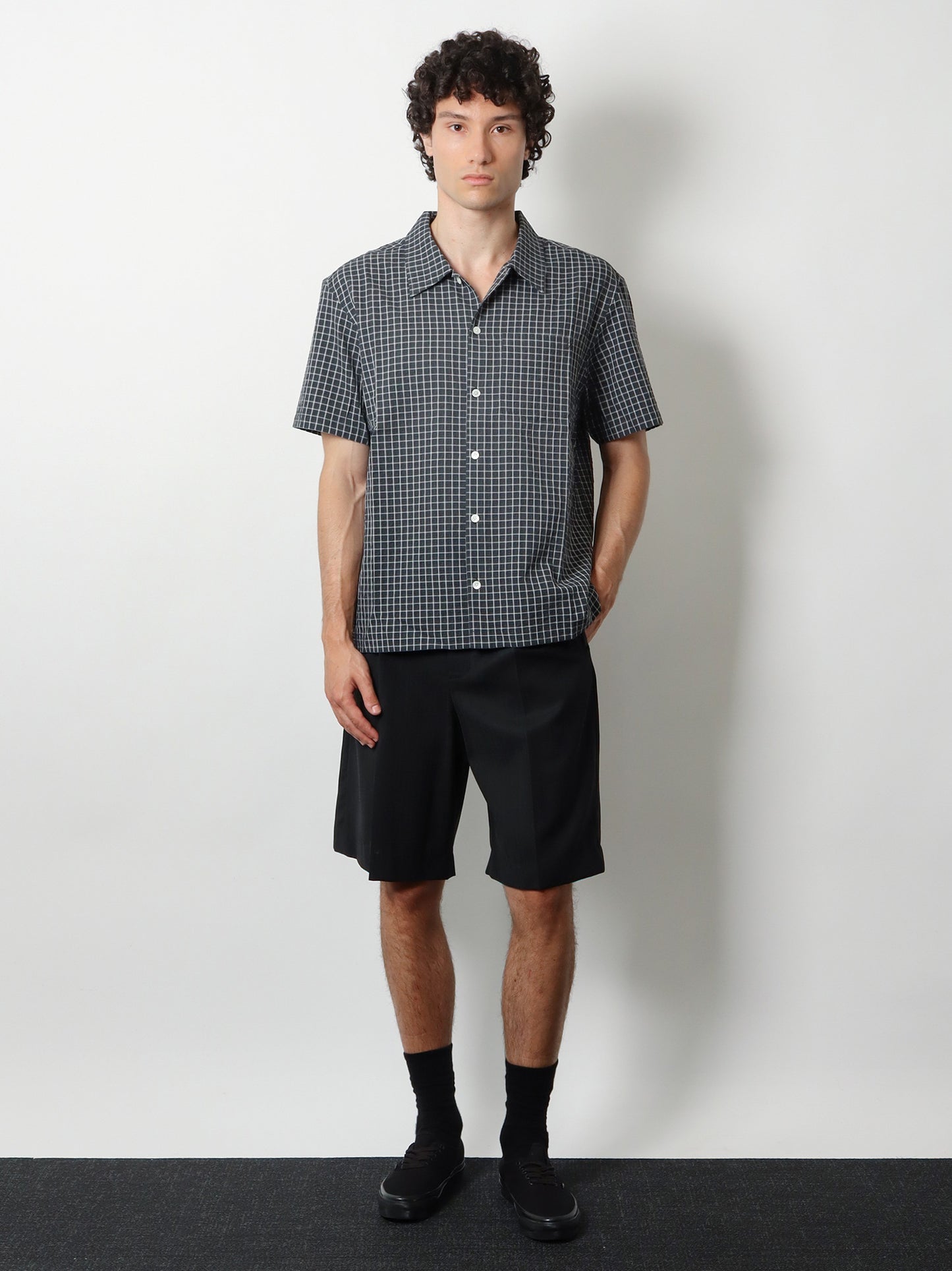Pleated wool and silk bermuda shorts