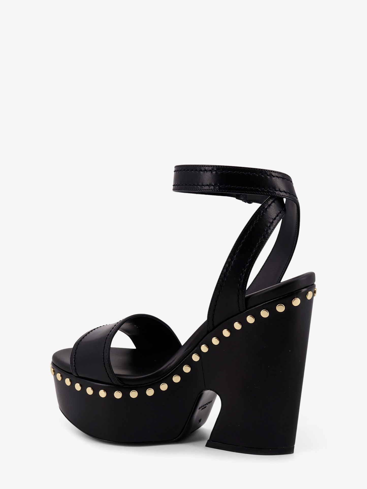 Leather sandals with studs