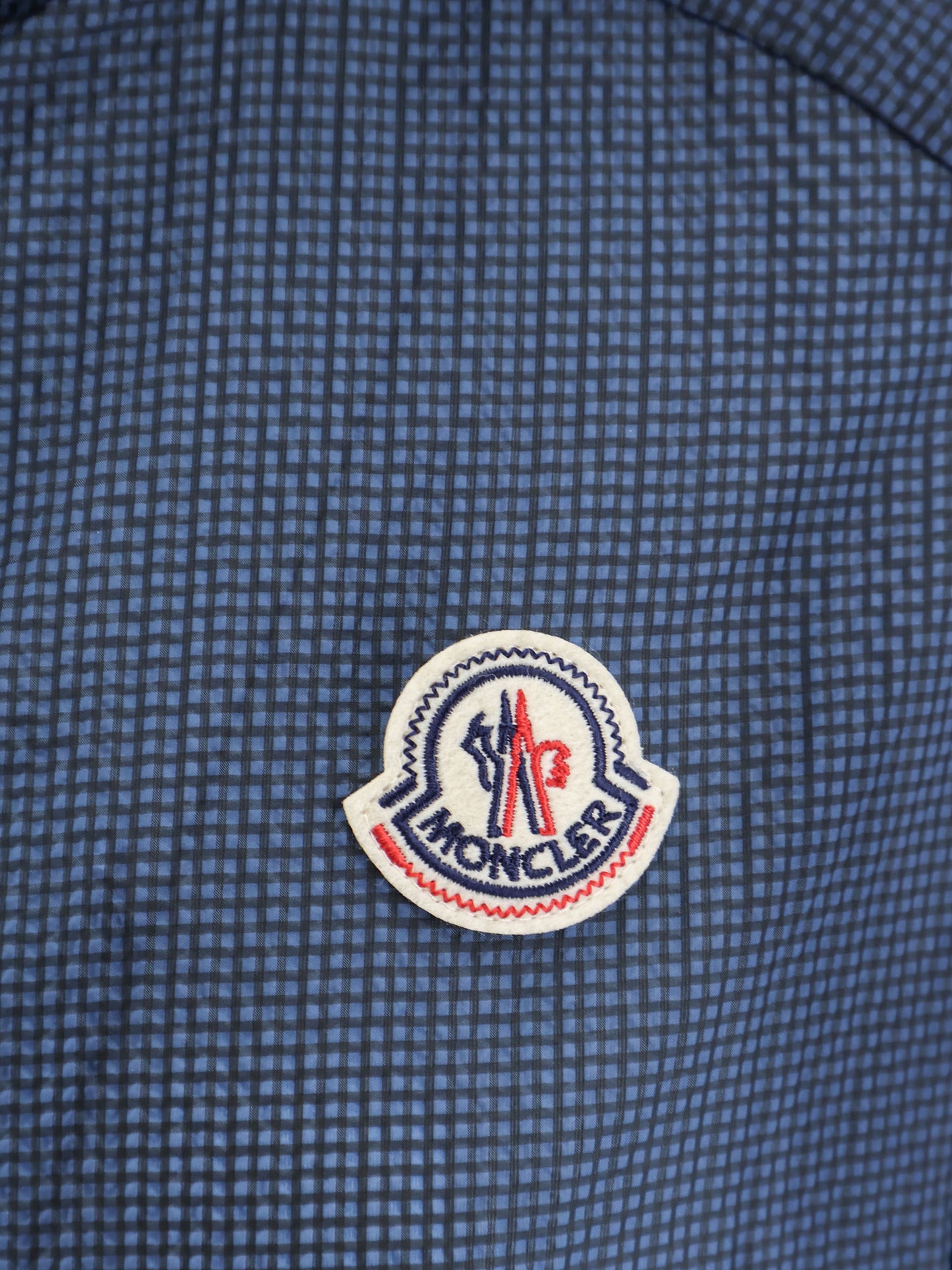 Edasic jacket with elastic profiles