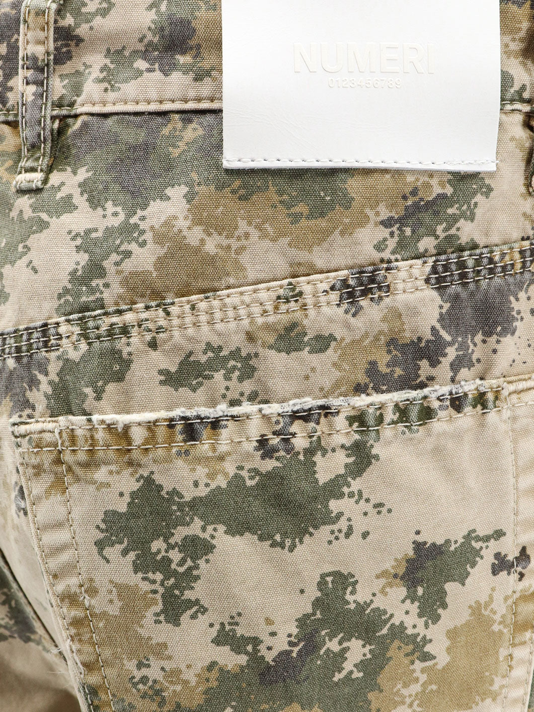 Jeans in cotone con motivo camouflage