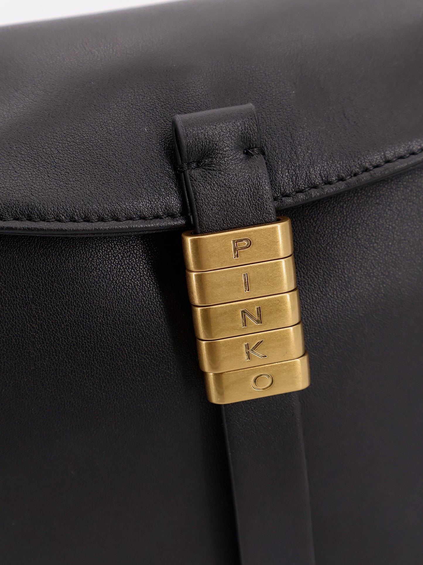 Borsa a spalla in pelle con dettaglio in metallo con logo inciso