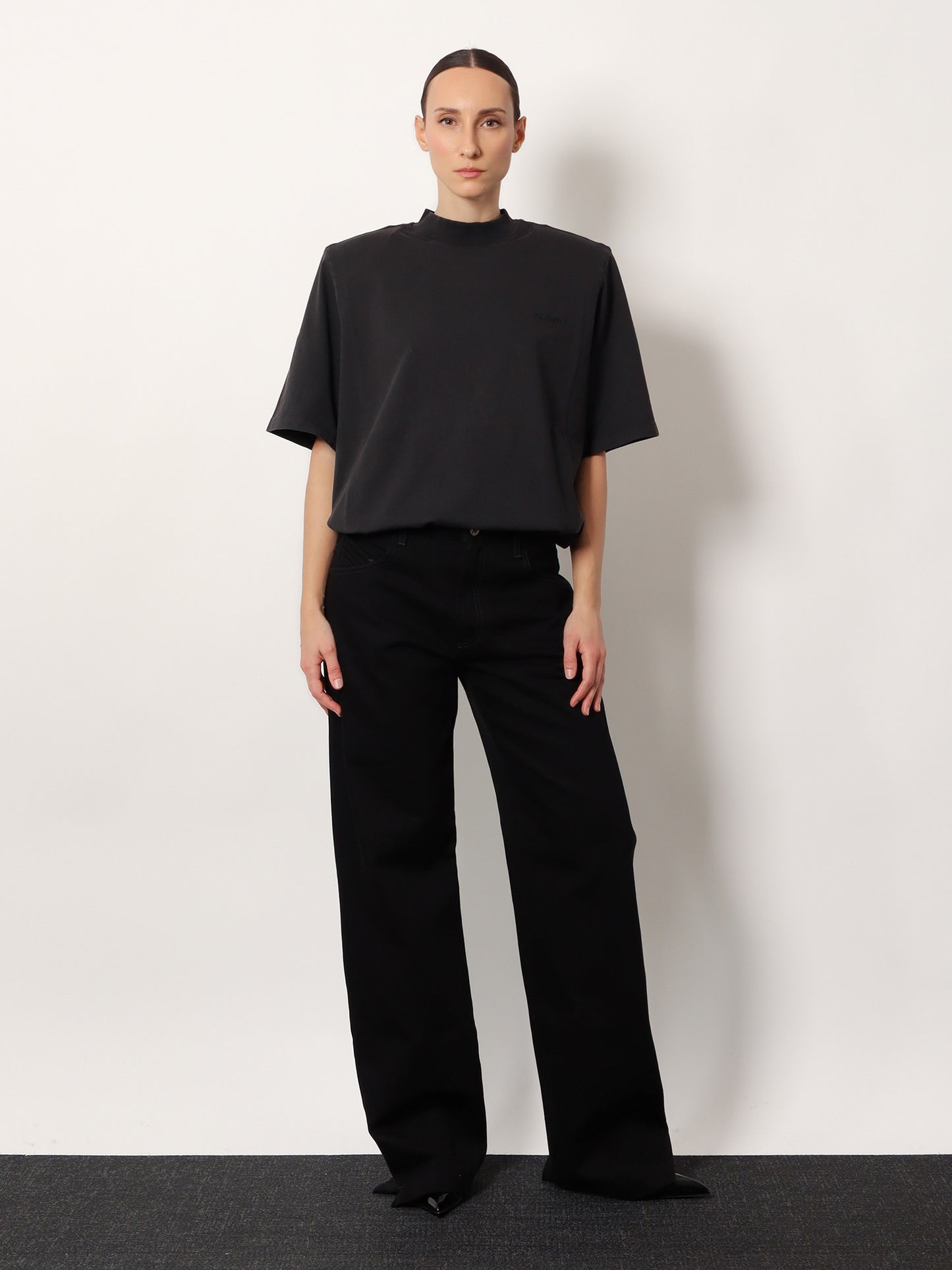 Cotton t-shirt with embroidered logo on the front