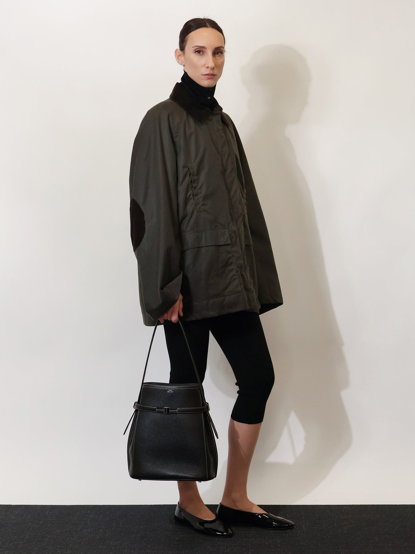 Hammered leather bucket bag with strap on the front