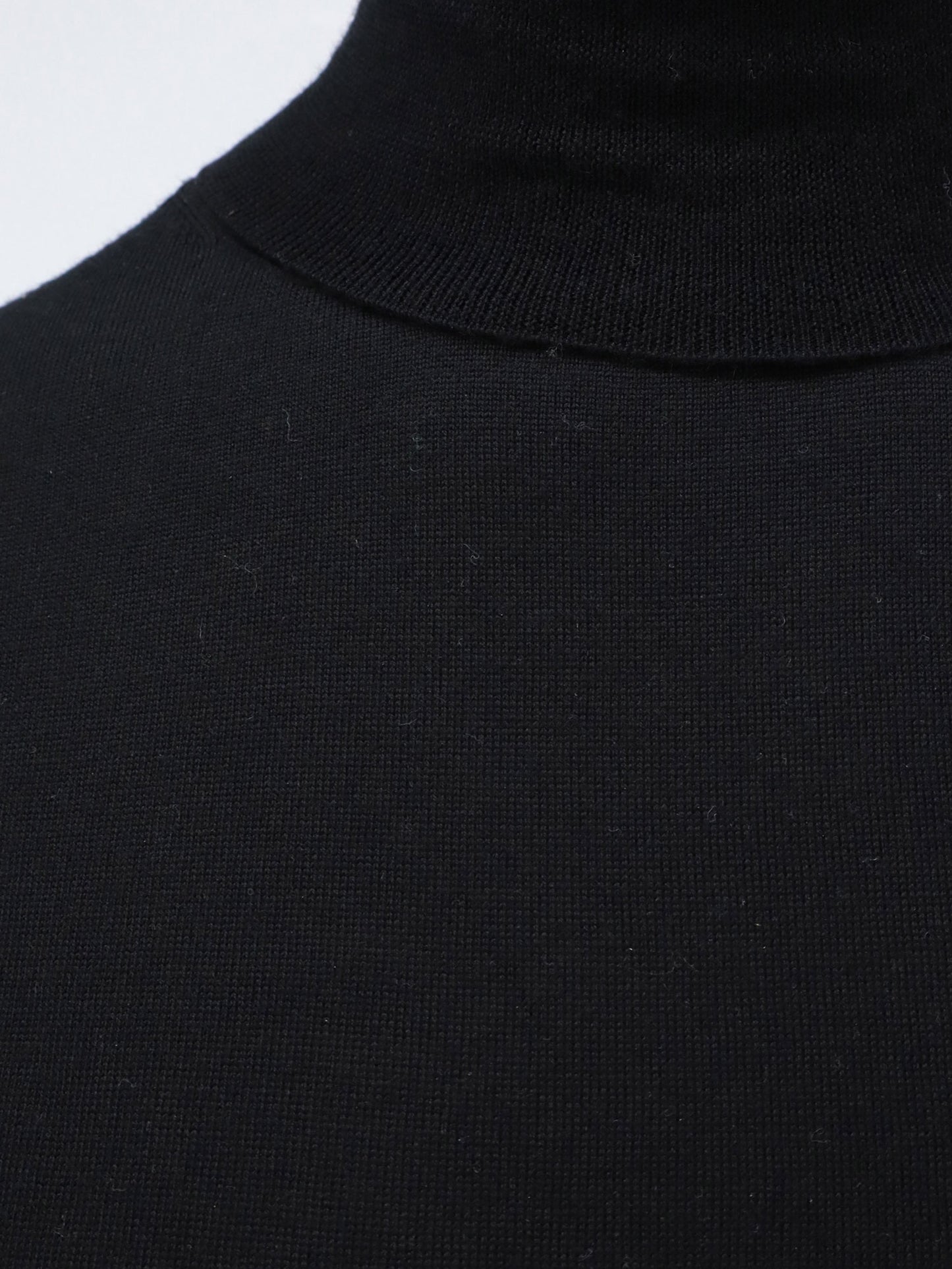 Maglia dolcevita in lana vergine