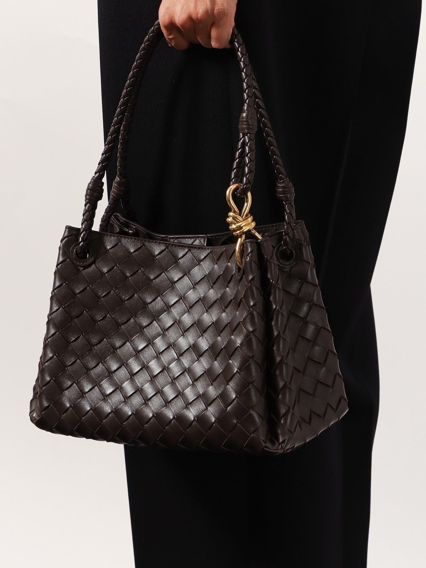 Borsa a spalla Parachute in pelle con motivo Intrecciato e dettaglio Knot