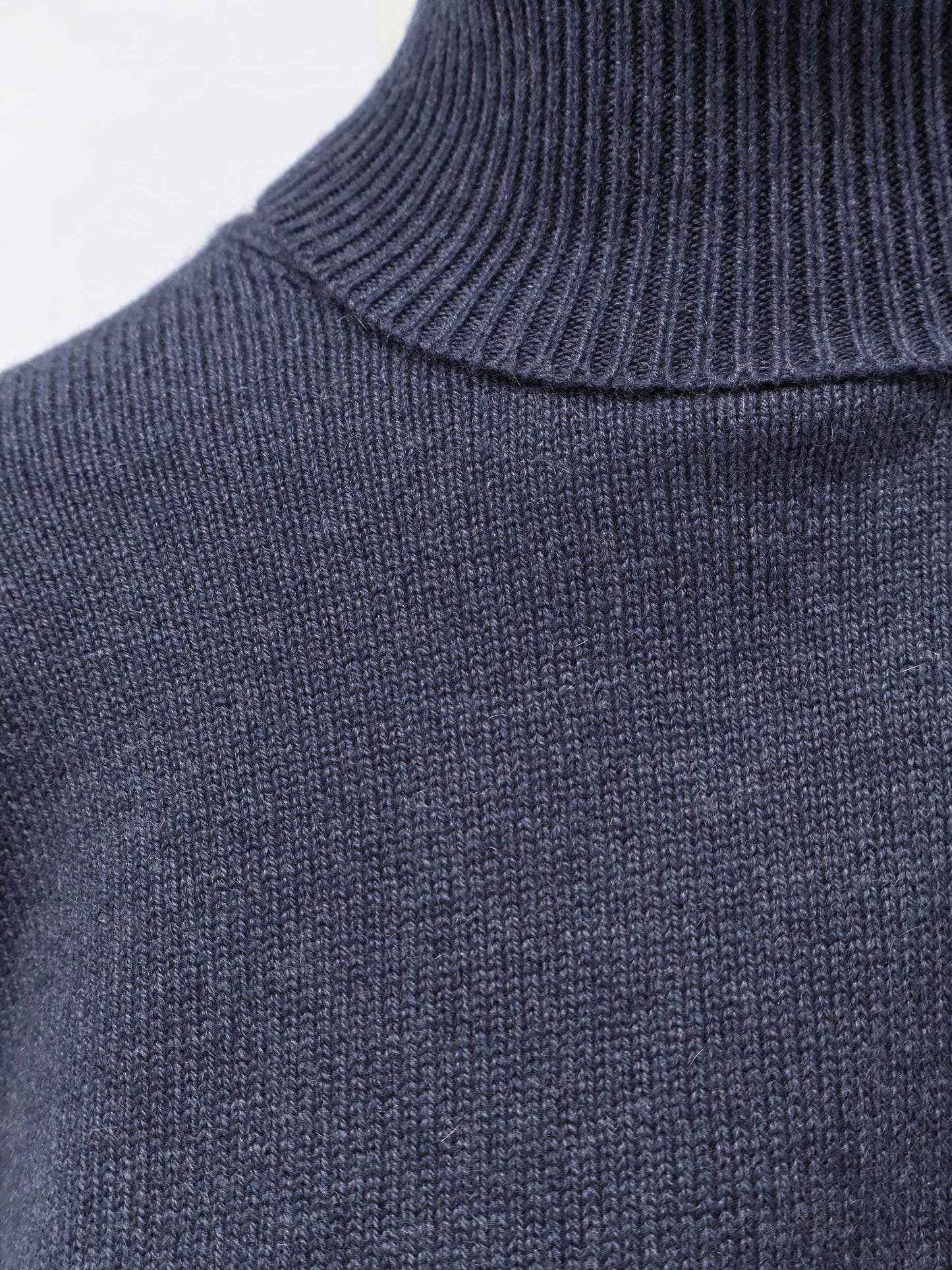 Cashmere turtleneck with Monili detail on the back